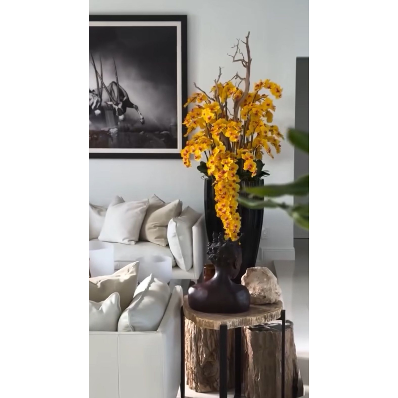 San Jose Vase in sandigem Beige mit Elfenbeinen Orchideen im Wasserfall-Design