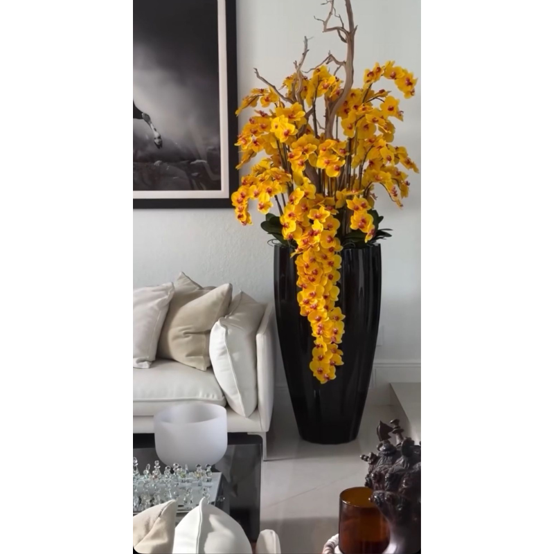 San Jose Vase in sandigem Beige mit Elfenbeinen Orchideen im Wasserfall-Design