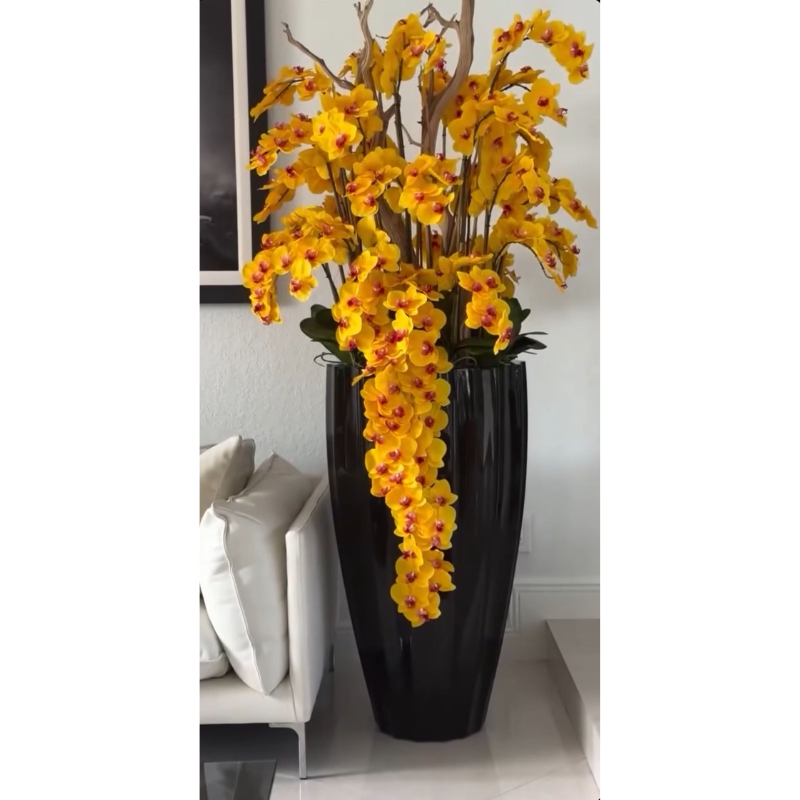San Jose Vase in sandigem Beige mit Elfenbeinen Orchideen im Wasserfall-Design