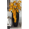 San Jose Vase in sandigem Beige mit Elfenbeinen Orchideen im Wasserfall-Design