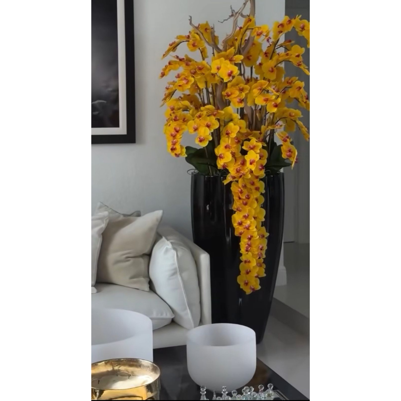 San Jose Vase in sandigem Beige mit Elfenbeinen Orchideen im Wasserfall-Design
