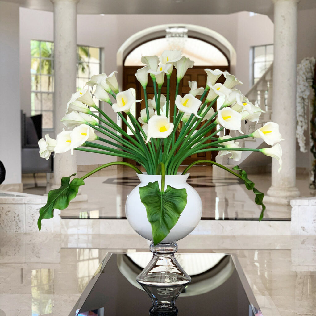 Elegante Vase mit mehreren Elfenbeinen Calla-Lilien