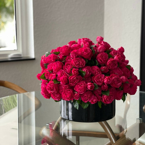 Dunkelrosa englische Rosen in schwarzer Glasvase