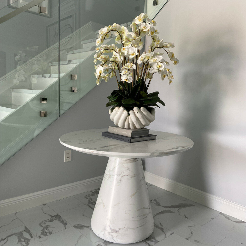 Elfenbeiner Phalaenopsis-Orchideenstrauß in Vase mit Skulptur "Offene Hände"
