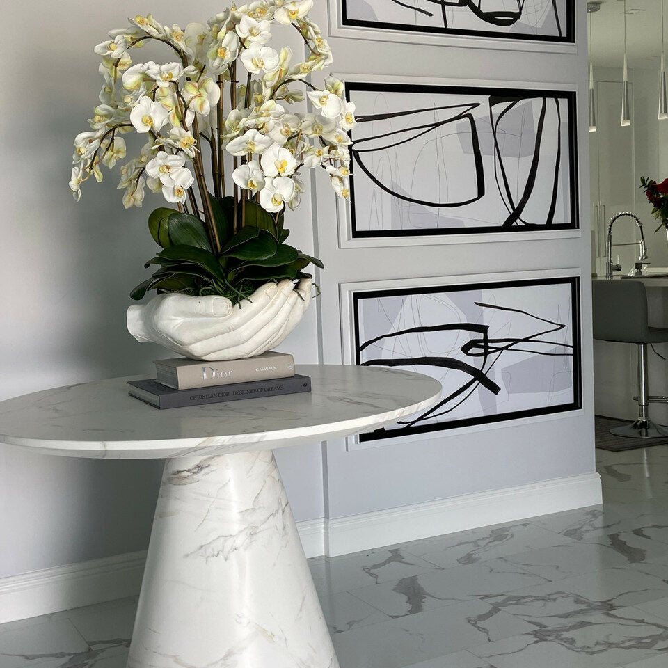 Elfenbeiner Phalaenopsis-Orchideenstrauß in Vase mit Skulptur "Offene Hände"