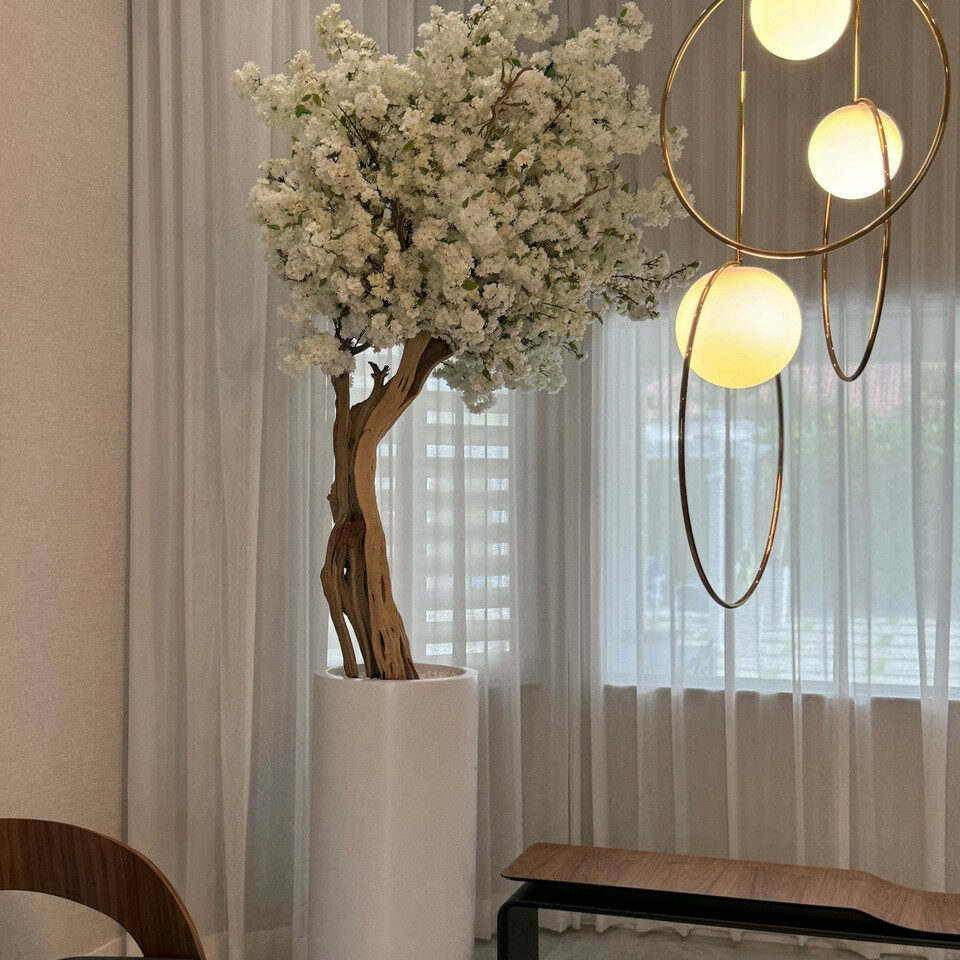 Mattbeige St. Tropez Vase mit Elfenbeinem Kirschblütenbaum