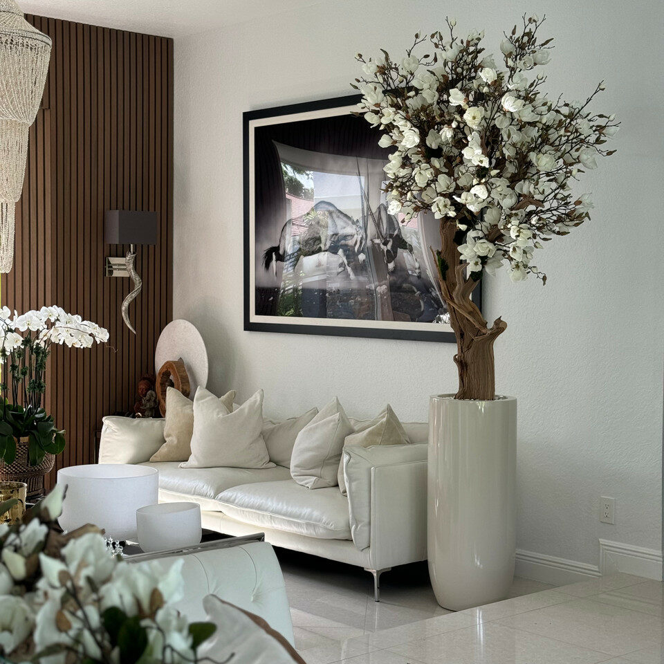Elfenbeiner Magnolienbaum im glänzenden St. Tropez Beige Topf