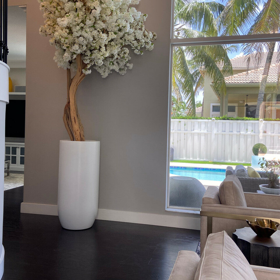 Mattbeige St. Tropez Vase mit Elfenbeinem Kirschblütenbaum