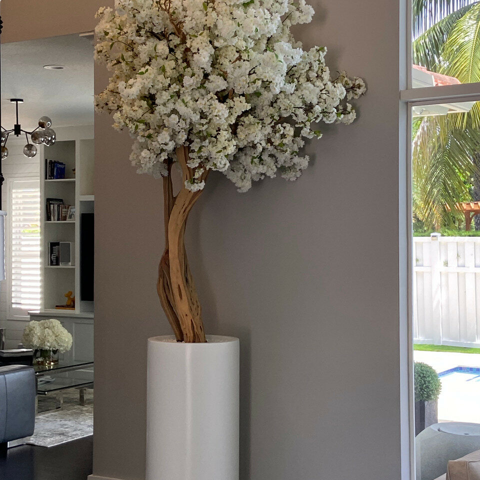 Mattbeige St. Tropez Vase mit Elfenbeinem Kirschblütenbaum