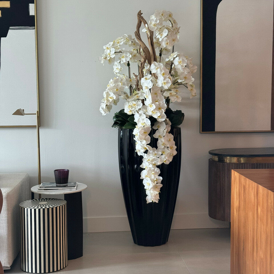 San Jose Vase in glänzendem Schwarz mit hängenden gelben Orchideen