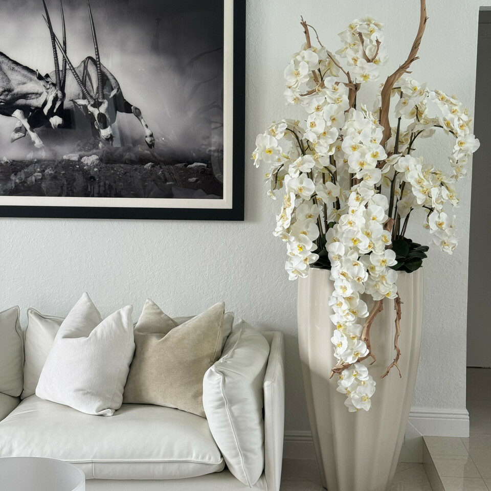 San Jose Vase in sandigem Beige mit Elfenbeinen Orchideen im Wasserfall-Design