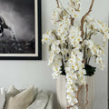 San Jose Vase in sandigem Beige mit Elfenbeinen Orchideen im Wasserfall-Design