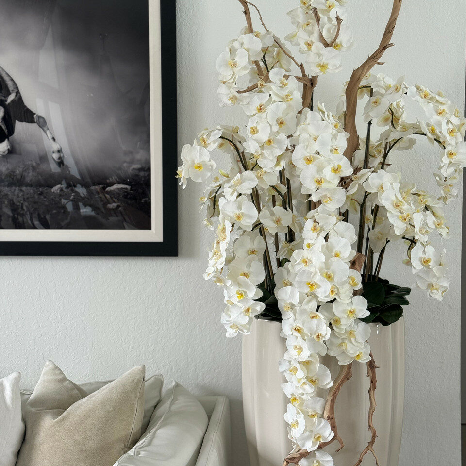San Jose Vase in sandigem Beige mit Elfenbeinen Orchideen im Wasserfall-Design