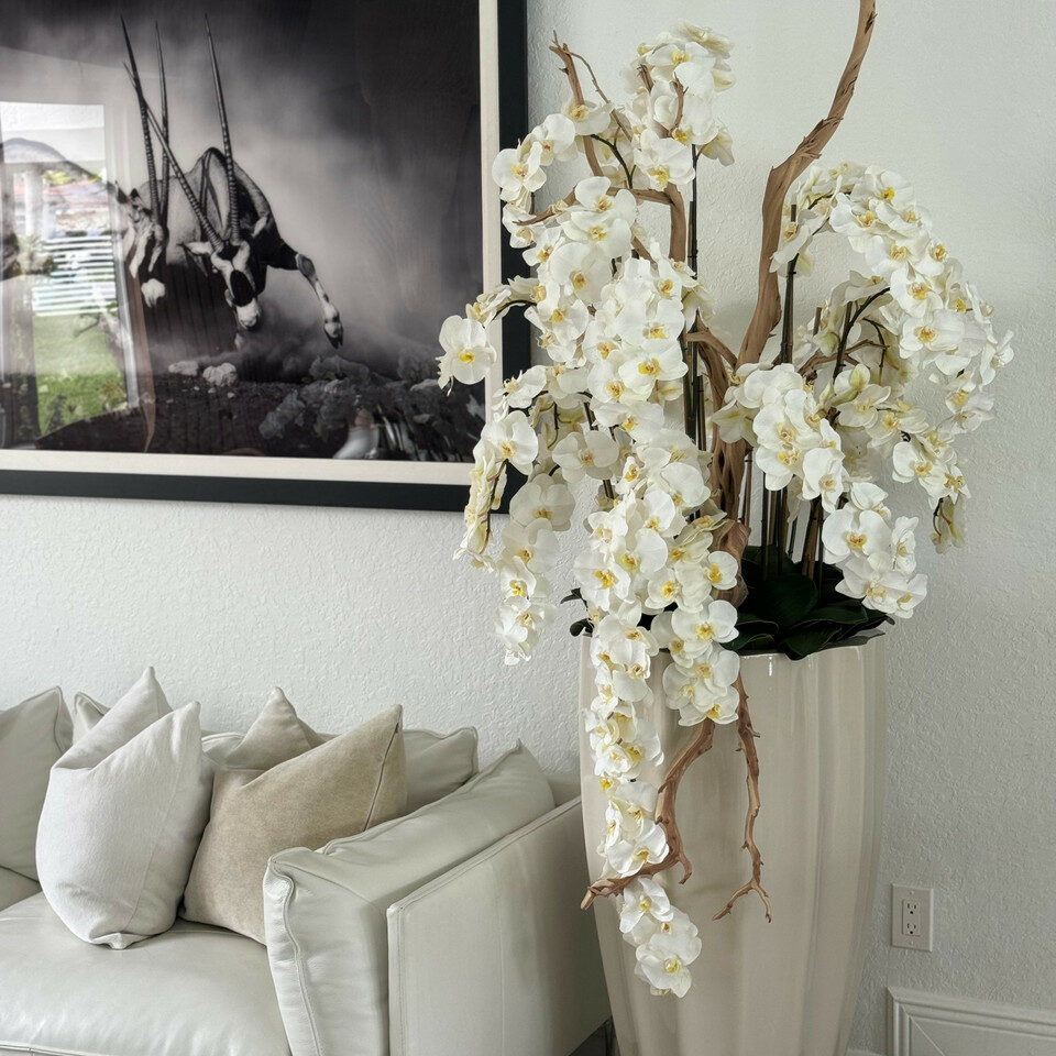 San Jose Vase in sandigem Beige mit Elfenbeinen Orchideen im Wasserfall-Design