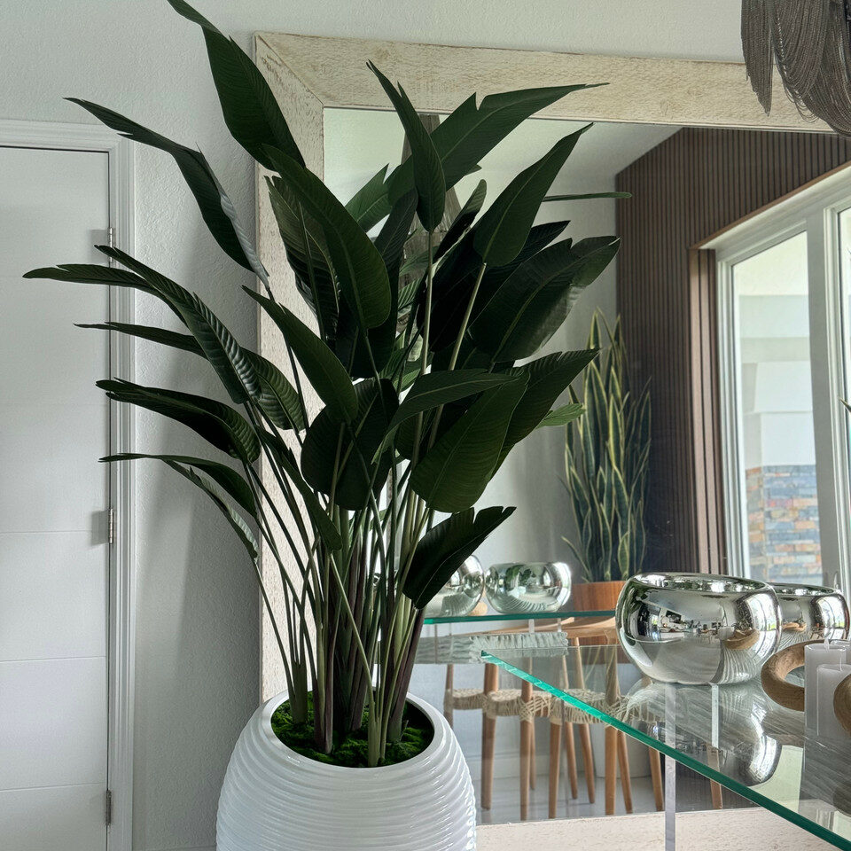 Paradiesvogelblume in Elfenbeiner Spiralvase