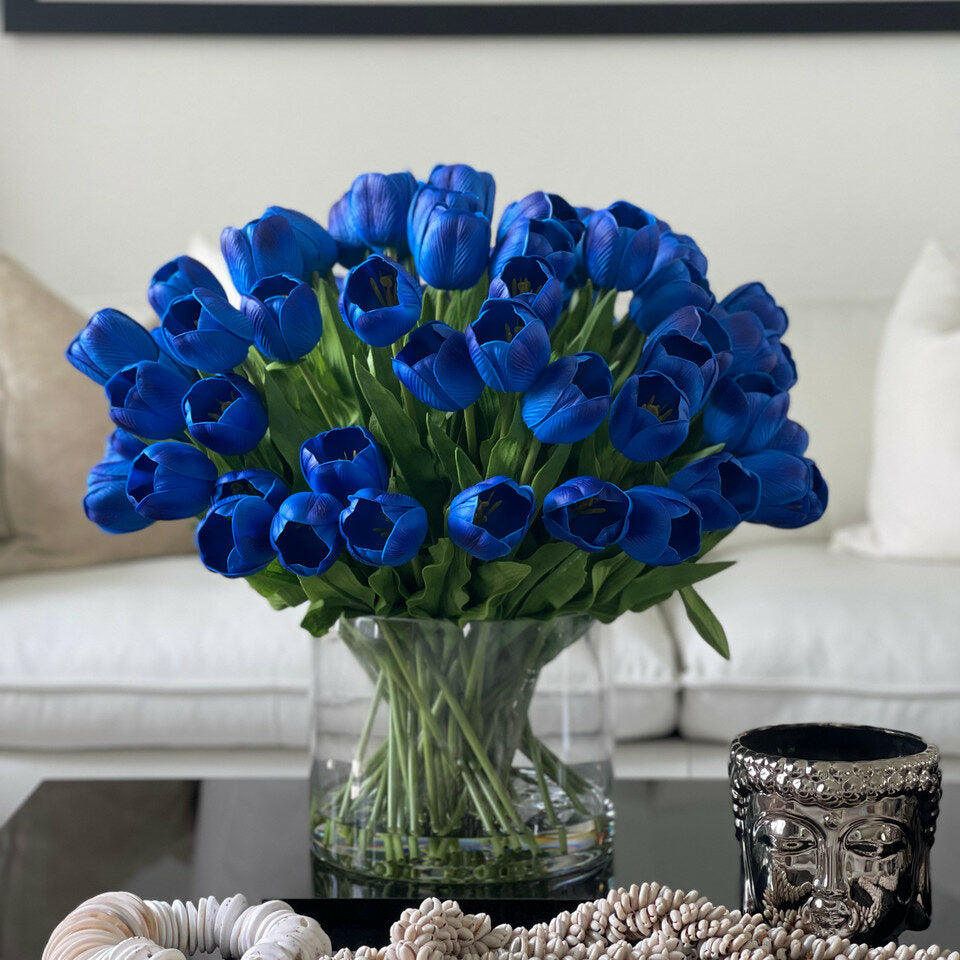 Blaues Tulpenarrangement in XXL Zylindervase