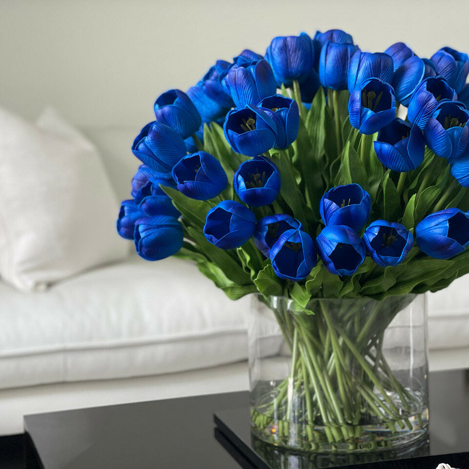 Blaues Tulpenarrangement in XXL Zylindervase