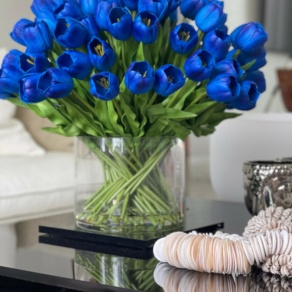 Blaues Tulpenarrangement in XXL Zylindervase