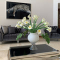 Elegante Vase mit mehreren Elfenbeinen Calla-Lilien