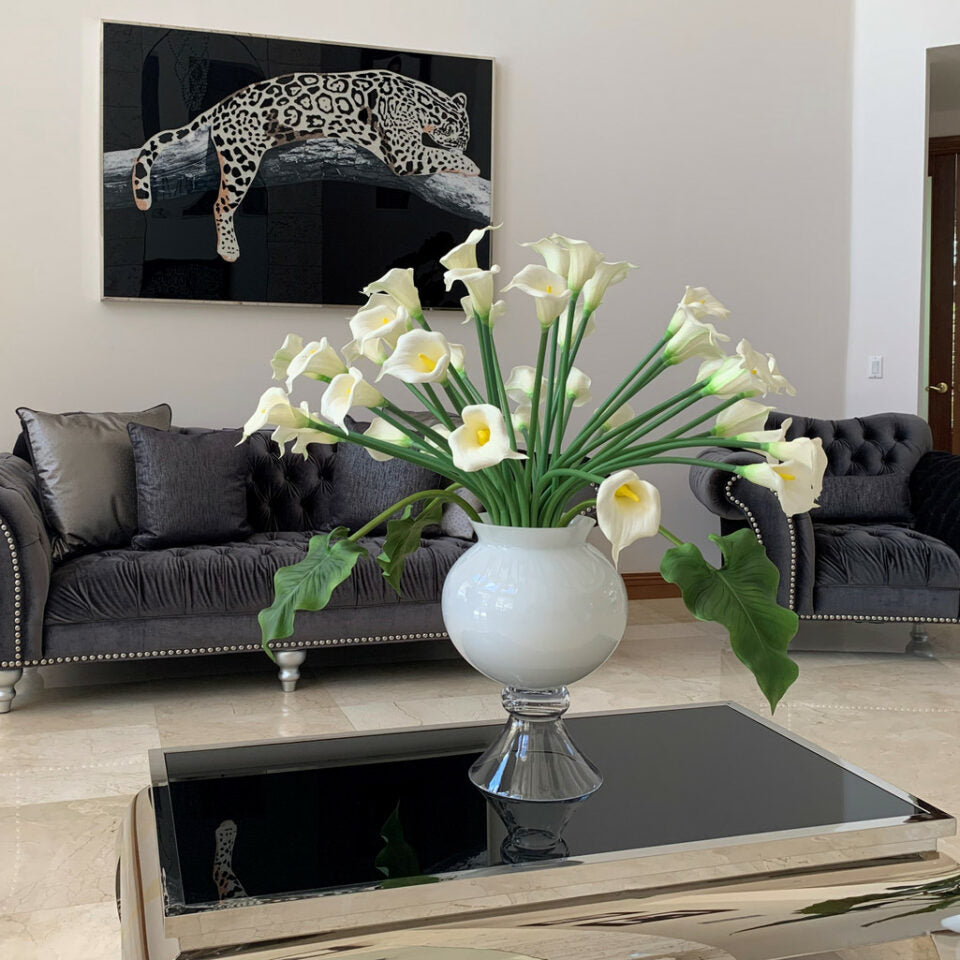 Elegante Vase mit mehreren Elfenbeinen Calla-Lilien