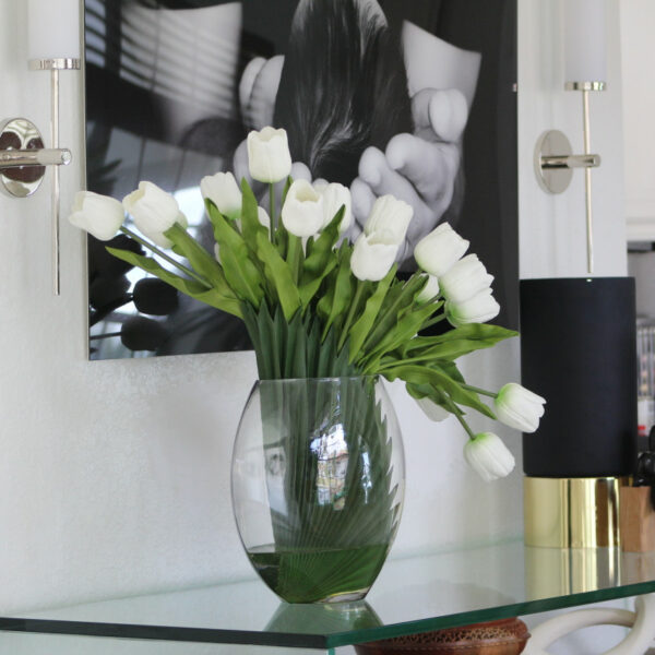 Mondvase mit Elfenbeinen Tulpen