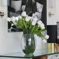 Mondvase mit Elfenbeinen Tulpen
