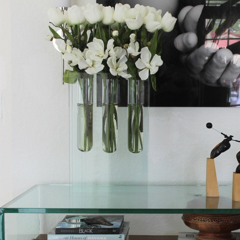 Dreifache Vase mit Elfenbeinen Tulpen
