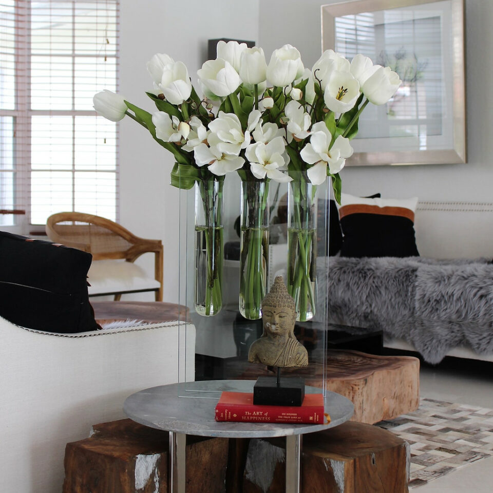 Dreifache Vase mit Elfenbeinen Tulpen