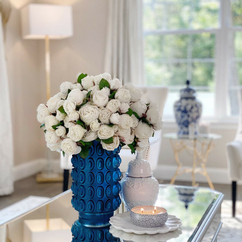 Elfenbein englische Rosen in blauer strukturierter Vase