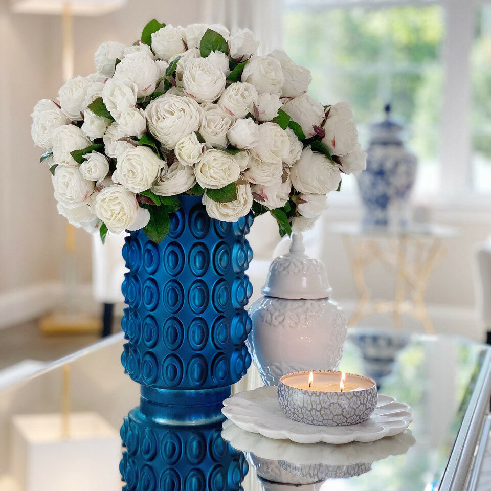 Elfenbein englische Rosen in blauer strukturierter Vase