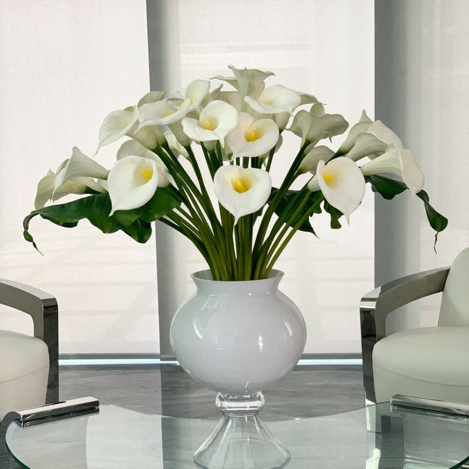 Elegante Vase mit mehreren Elfenbeinen Calla-Lilien