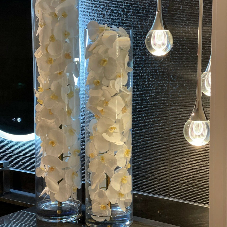 Glaszylinder mit Elfenbeinen Phalaenopsis-Orchideen