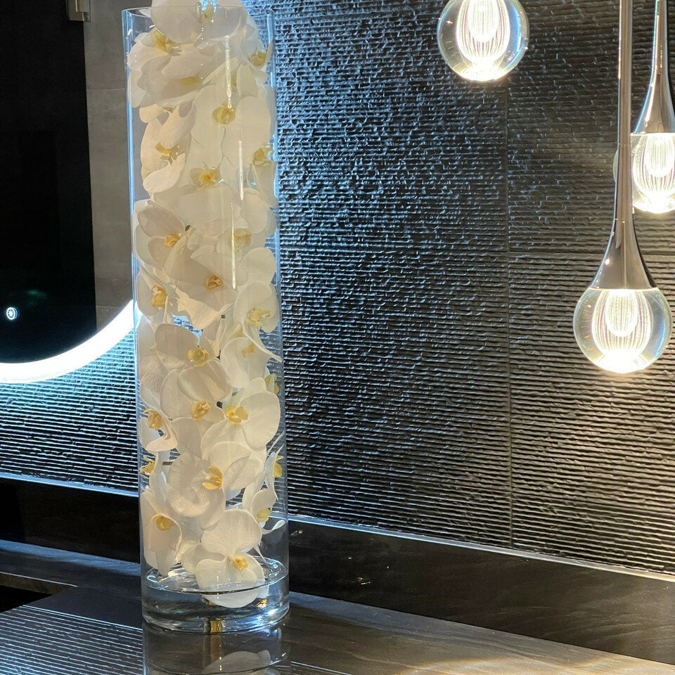 Glaszylinder mit Elfenbeinen Phalaenopsis-Orchideen