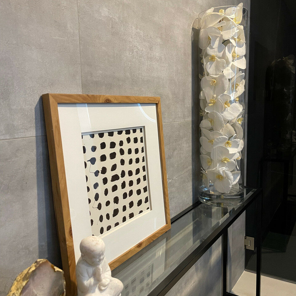Glaszylinder mit Elfenbeinen Phalaenopsis-Orchideen