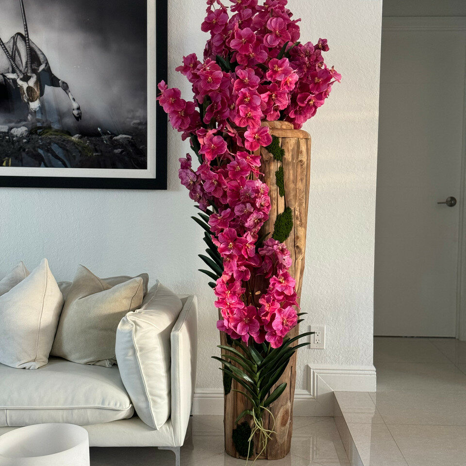 XXL Teakholzvase mit natürlichen Kanten und rosa Vanda-Orchideen