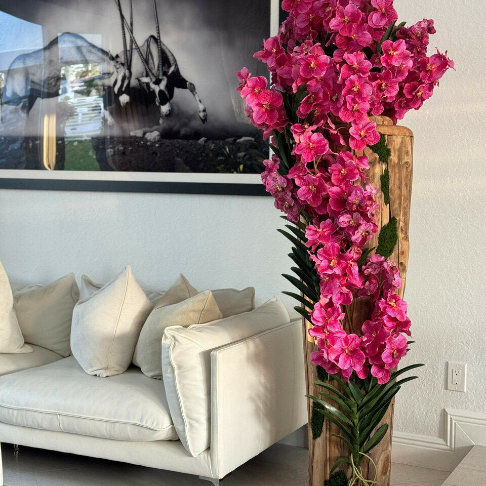 XXL Teakholzvase mit natürlichen Kanten und rosa Vanda-Orchideen