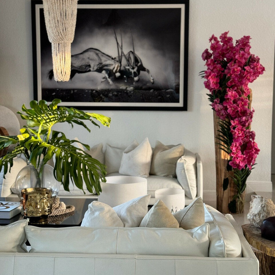 XXL Teakholzvase mit natürlichen Kanten und rosa Vanda-Orchideen