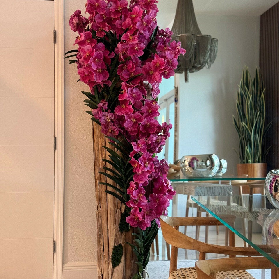 XXL Teakholzvase mit natürlichen Kanten und rosa Vanda-Orchideen