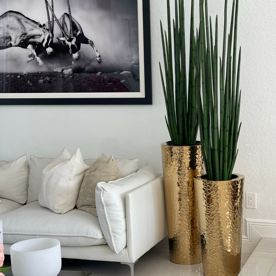 Konische Vase aus goldfarbenem Edelstahl mit XXLem Schlangengras