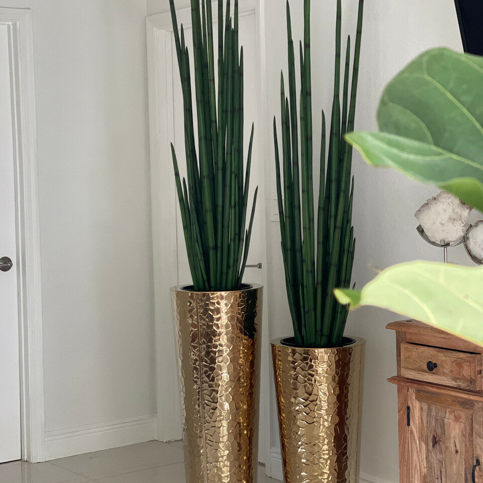 Konische Vase aus goldfarbenem Edelstahl mit XXLem Schlangengras