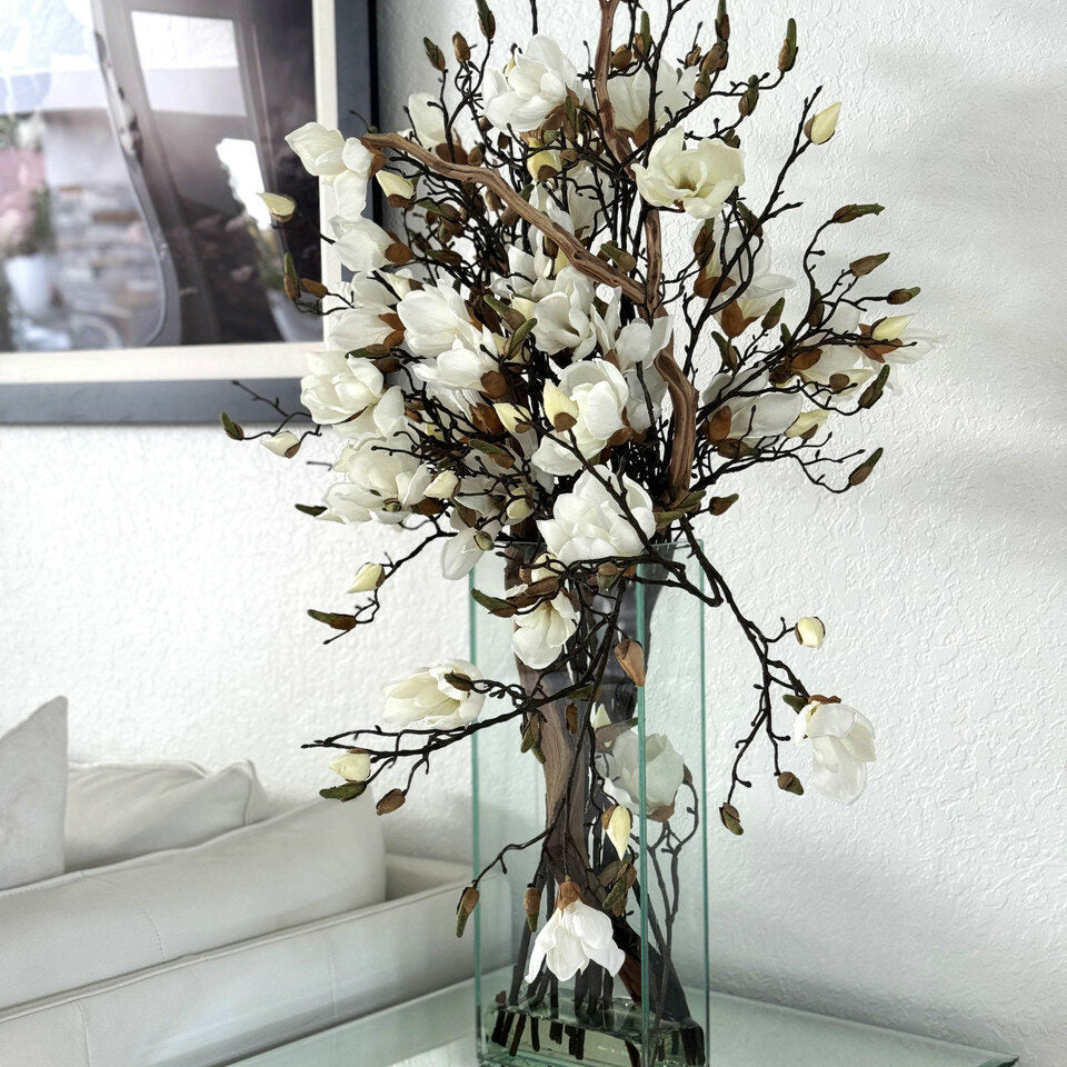 Elfenbein Magnolienvase in einem 50 cm hohen modernen Zuhause
