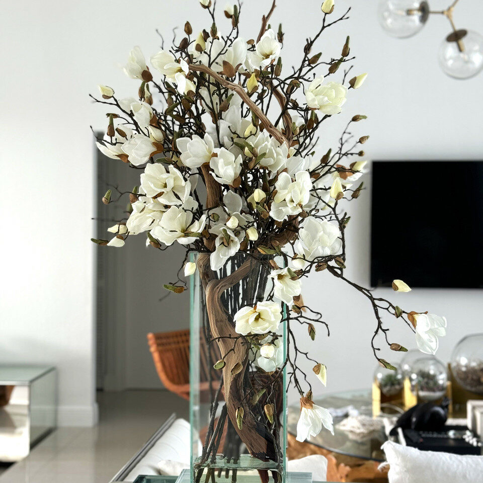Elfenbein Magnolienvase in einem 50 cm hohen modernen Zuhause