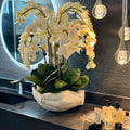 Elfenbeiner Phalaenopsis-Orchideenstrauß in Vase mit Skulptur "Offene Hände"