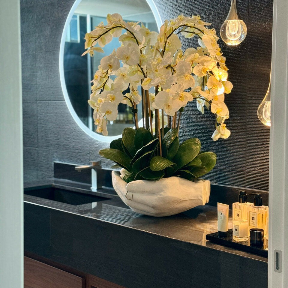 Elfenbeiner Phalaenopsis-Orchideenstrauß in Vase mit Skulptur "Offene Hände"