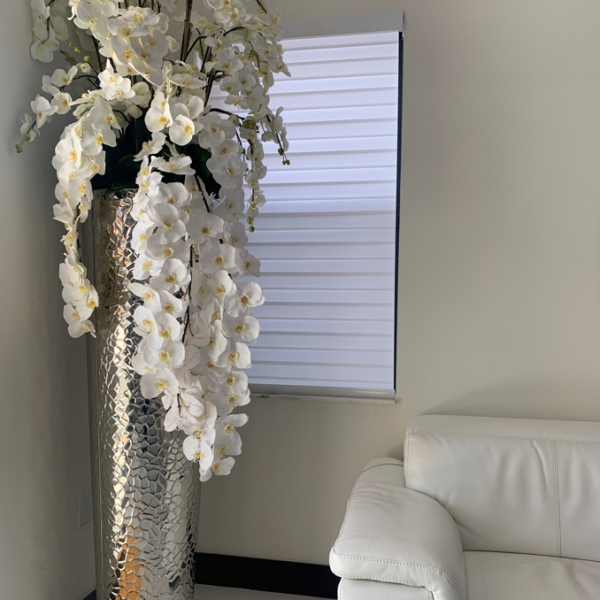 Kaskadierende Phalaenopsis-Orchideen in extra hoher, gehämmertem Vase